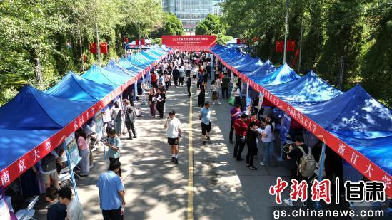 近百所高校兰州“搭台” 助力高考生精准选校